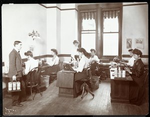 Vue intérieure des femmes aux machines à dicter à la New York Edison Co., 55 Duane Street, New York, 1910